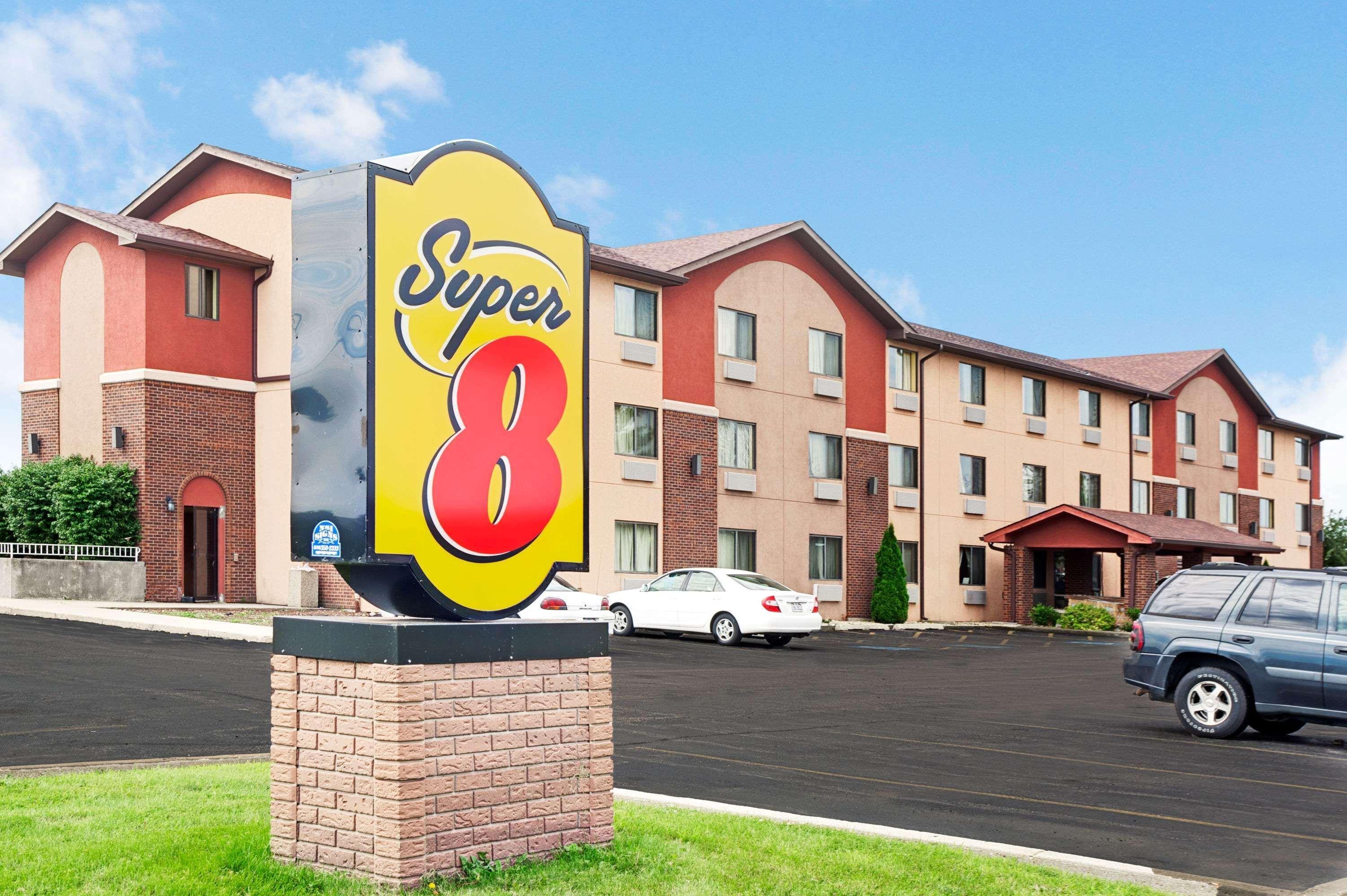 Super 8 By Wyndham Romeoville Bolingbrook Exterior photo