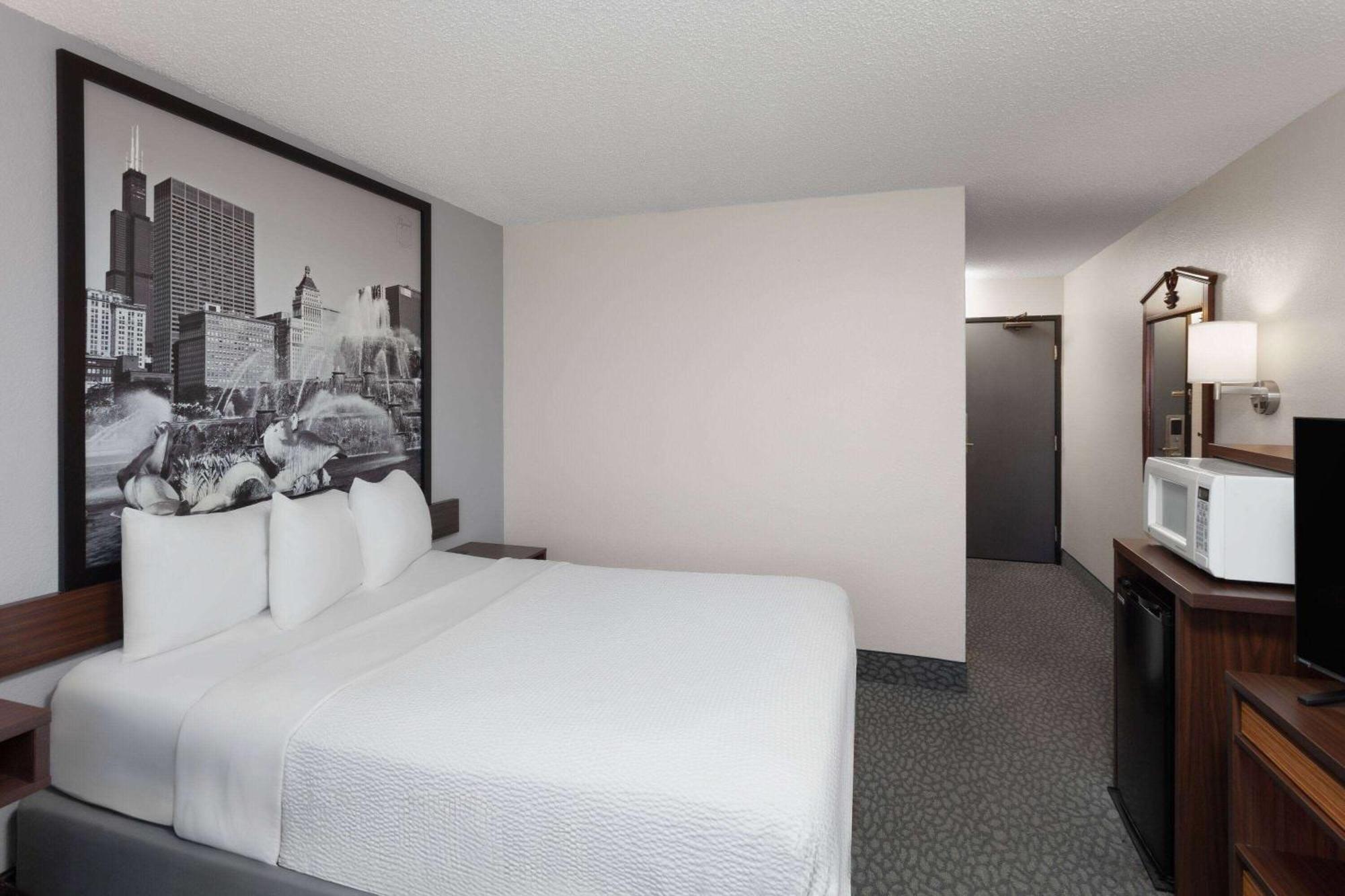 Super 8 By Wyndham Romeoville Bolingbrook Exterior photo